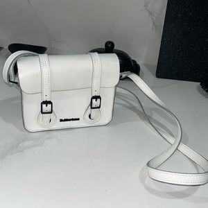 Dr. Marten- WHITE 7 INCH LEATHER CROSSBODY BAG